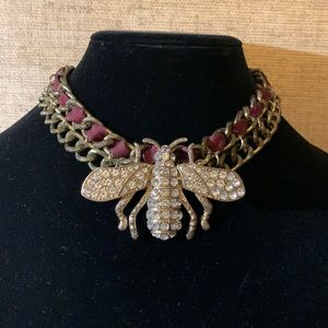 Beautiful “Queen Bee” Choker! Costume jewelry! The Bee 🐝 gold plated- Used!